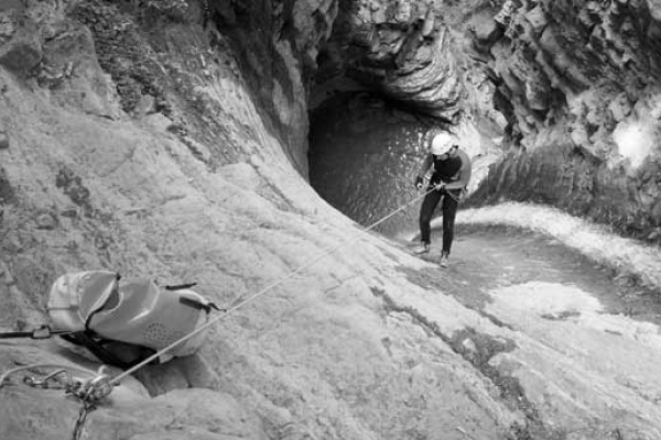 Curso de barranquismo iniciación técnicas de progresión
