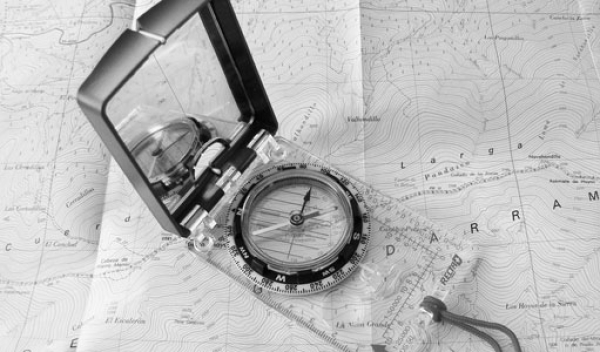 Mapa y brújula en montaña