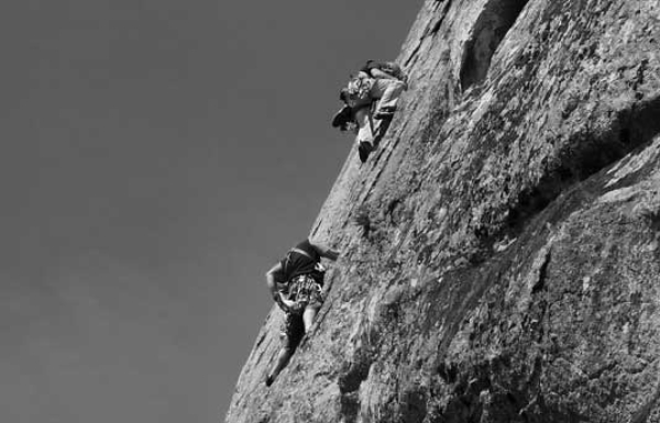 Curso de escalada clásica en vías semiequipadas dinámica de cordada