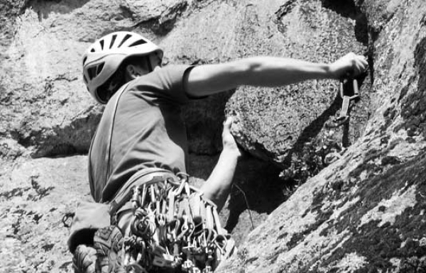 Curso de escalada clásica en vías semiequipadas montaje de reuniones